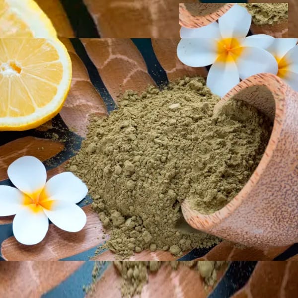 Un cuenco de polvo con limones y flores.